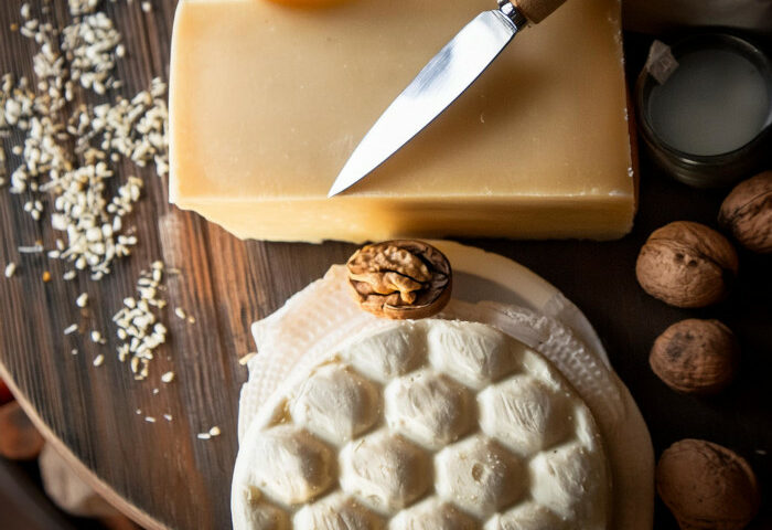 Etiquette fromage avec des noix sur un plateau