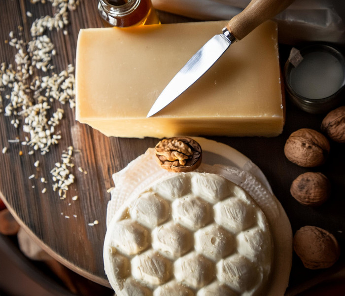 Etiquette fromage avec des noix sur un plateau